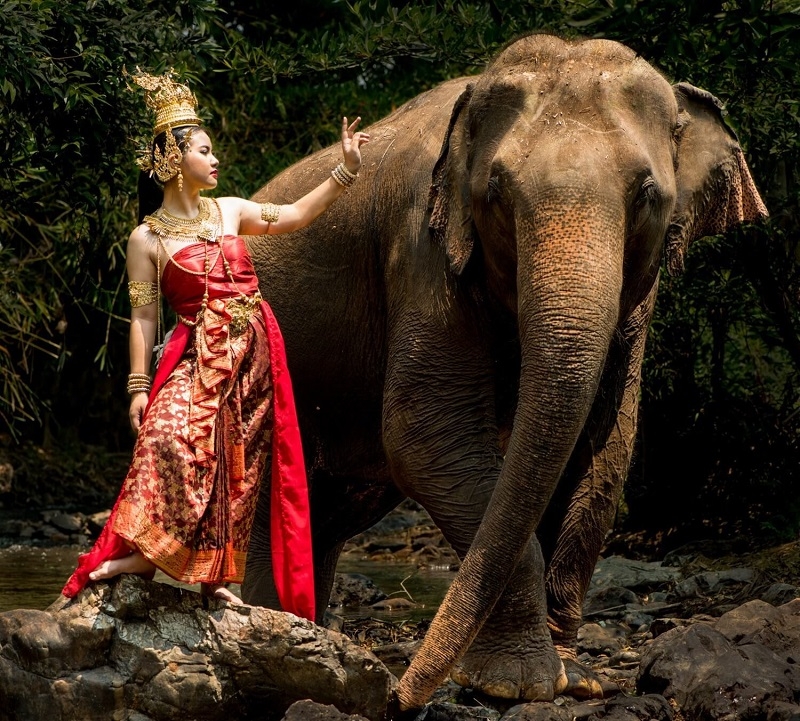 Thai-Model-and-Elephant-21a-800x721.jpg